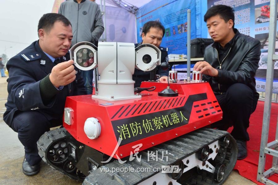 北京凌天攜消防滅火機(jī)器人、偵查機(jī)器人助力人全國(guó)?；窇?yīng)急救援