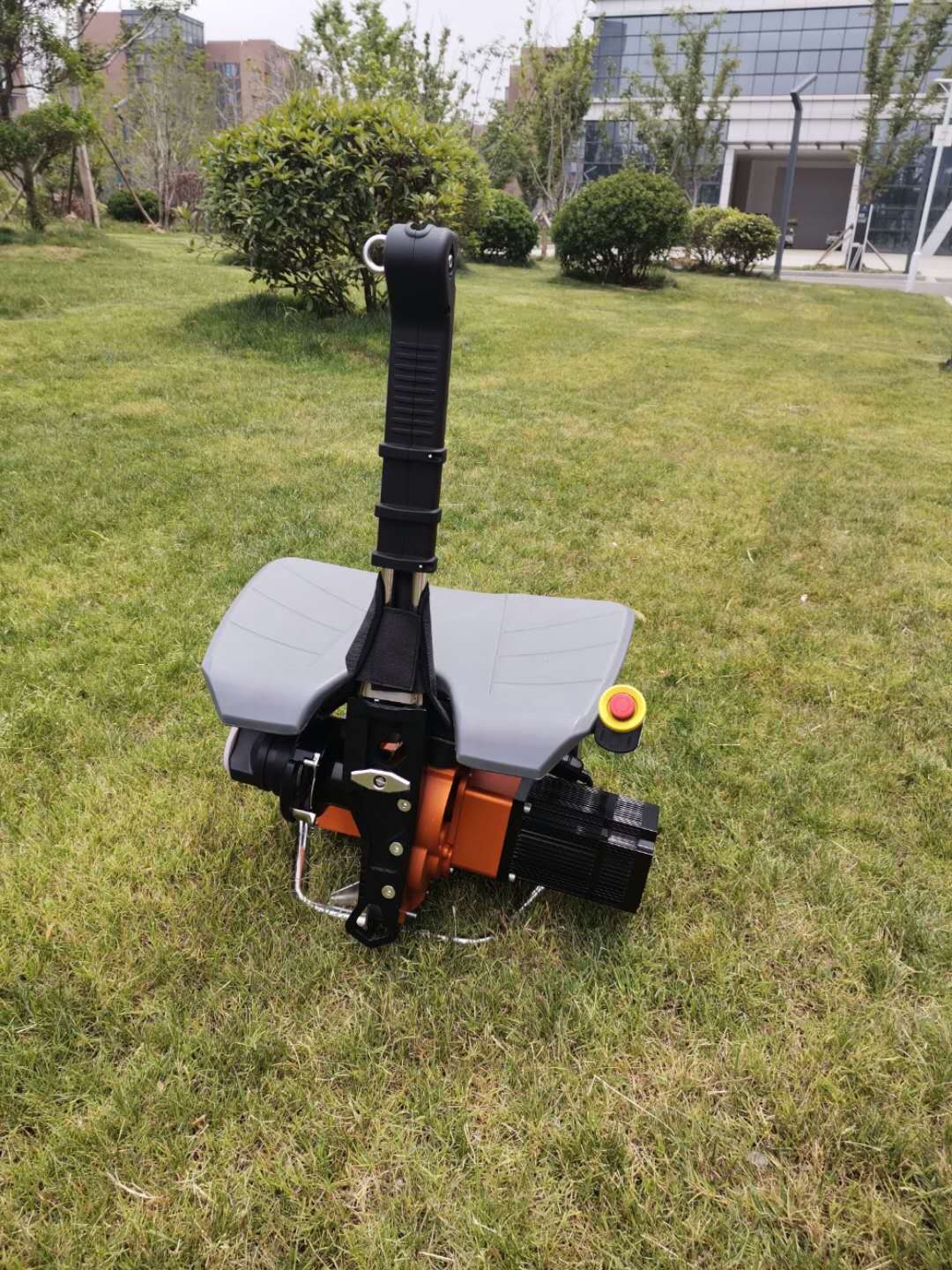 最危險(xiǎn)的救援，理應(yīng)有更安全的裝備，座椅式自動(dòng)升降機(jī)電動(dòng)上升器，專為高層救援，風(fēng)電作業(yè)設(shè)計(jì)